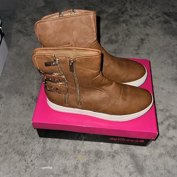 Tan colored boots with gold belts on the sides - Picture 2 of 5